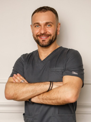 dr Wojciech Kołosowski, Ekspert chirurgii twarzowo-szczękowej, ekspert implantologii stomatologicznej, lekarz medycyny estetycznej